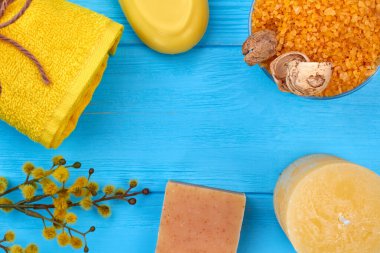 Banyo için düz aksesuarlar ve mavi ahşap kaplıca..