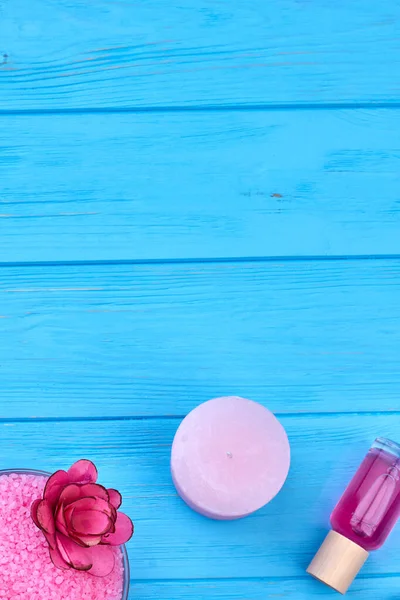 Vela redonda rosa vista superior con perfume y pila de sal. — Foto de Stock