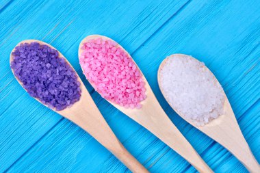 Renkli, tuzlu üst manzaralı üç tahta kaşık..