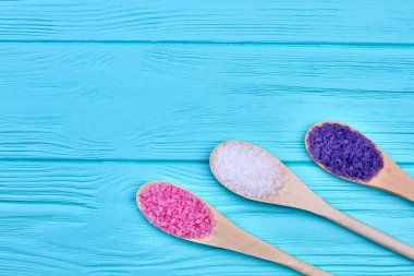 Kaplıca için rengarenk tuz ve ahşap kaşıklar..