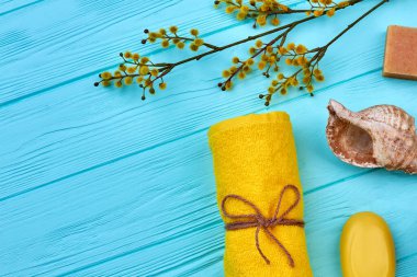 Mavi ahşap masanın üzerinde düz bir manzarası vardı..