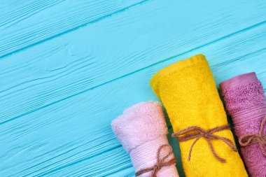 Üç renkli rulo havlu düz görünüm yatıyordu..