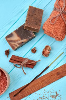 Mavi tahta dikey çekimde Aromatik spa öğeleri.