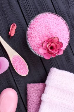 Üst manzara düz pembe himalaya tuzu kaplıca tedavisi için..