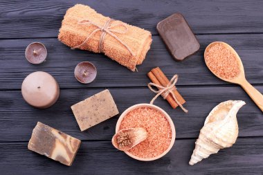 Spa tedavisi için düz kahverengi ögeler.