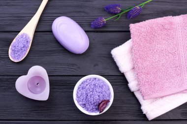 Koyu ahşap kaplama banyolu Terry havlusu..