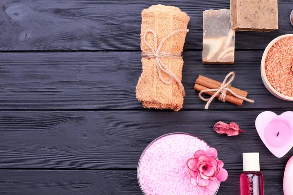 Accesorios de baño de spa plano sobre mesa de madera negra. — Foto de Stock