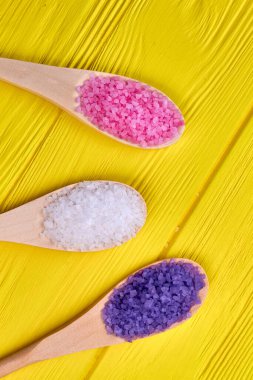 Renkli tuzlu üst görüşlü üç kaşığı yakın çekim yap.