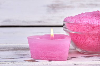 Pembe mum ve tuzlu güzel bir spa ortamı..