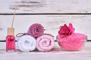 Hayat, pembe tuz ve vücut yağıyla yuvarlanmış terry havluları..