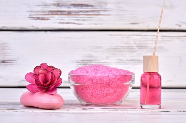 Sabunlu ve vücut yağlı tuzlu natürmort..