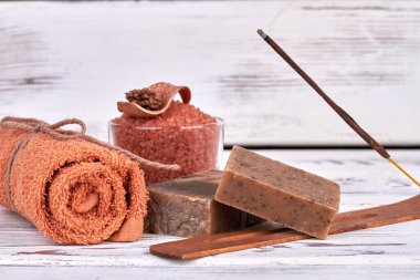 Kahverengi havlu ve sabun çubuğu ve spa terapisi için tuz..