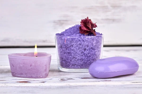 Sale viola con sapone e candela su sfondo bianco. — Foto Stock
