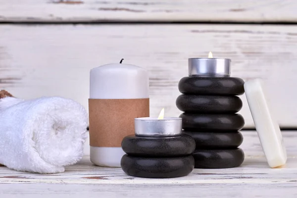 Концепція спа. Свічки і камені з милом для спа-терапії . — стокове фото