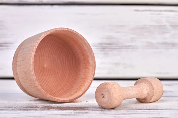 Rustikale Holzwerkzeuge für die Wellness-Behandlung auf weißem Hintergrund. — Stockfoto