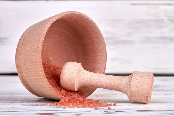 Peralatan kayu dengan garam himalayan untuk terapi spa. — Stok Foto