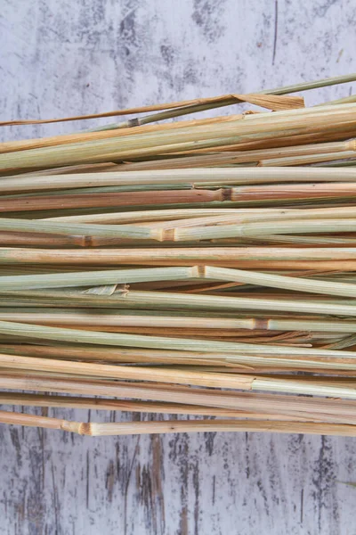 Ramo de granos de cereales en primer plano sobre fondo de madera blanca. — Foto de Stock