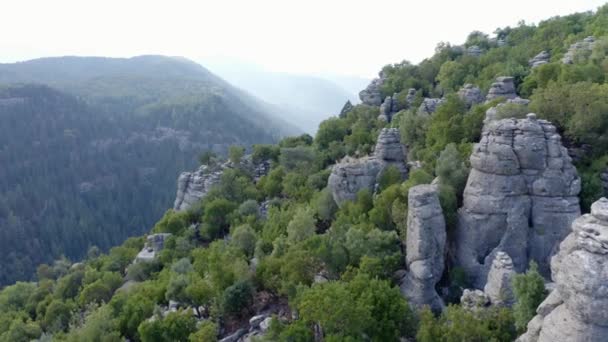 Vista majestosa de formações rochosas únicas nas encostas das montanhas. — Vídeo de Stock