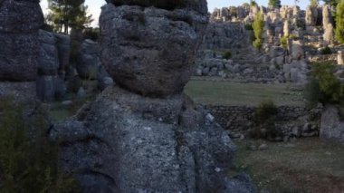 Güneşin doğuşunda güzel kaya oluşumlarıyla muhteşem bir doğa manzarası..