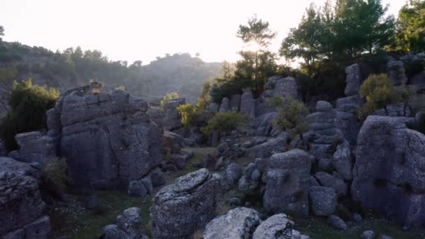 Paisagem de formações de pedra incrível. Pedras rochosas sob o amanhecer. — Vídeo de Stock