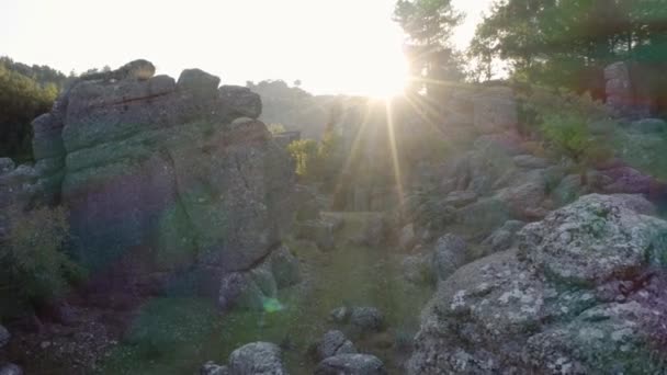 Природний пейзаж з неймовірними скельними утвореннями, освітленими ранковим сонцем . — стокове відео