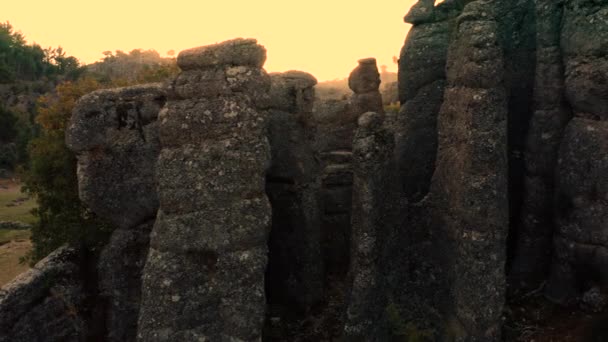 Veduta delle maestose formazioni rocciose grigie durante il tramonto. — Video Stock