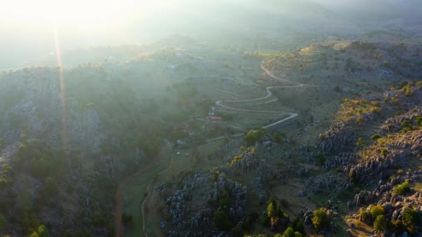 Αεροφωτογραφία drone της κοιλάδας του βουνού με όμορφους βραχώδεις σχηματισμούς. — Αρχείο Βίντεο