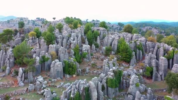 Vista aérea da paisagem montanhosa com incríveis formações rochosas. — Vídeo de Stock