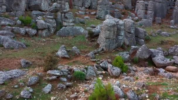 Paisagem do vale da montanha com formações rochosas cinzentas únicas. — Vídeo de Stock