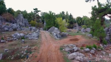 Kaya oluşumları ve yemyeşil ağaçlarla parkın muhteşem panoramik manzarası.