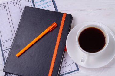Kitap ve kalemle en iyi kahve fincanı..