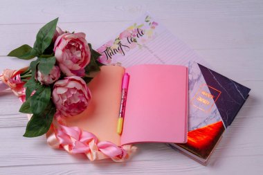 Gül çiçekli mutlu bir günlük..