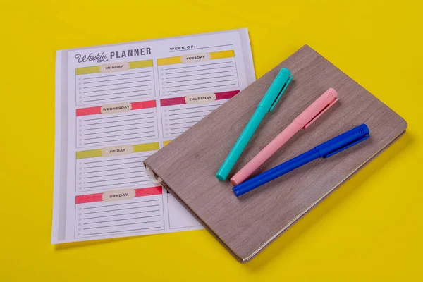 Penne in feltro sul calendario del libro e della settimana. — Foto Stock