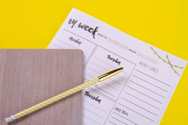 Papel de planejamento do dia com livro e lápis. — Fotografia de Stock