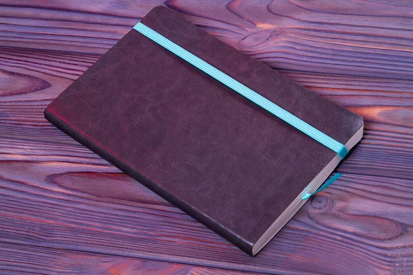 Βιβλίο αντιγράφων με δερμάτινο εξώφυλλο και μπλε σελιδοδείκτη. — Φωτογραφία Αρχείου