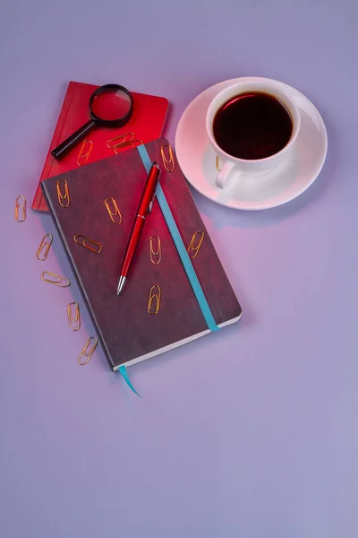 Vertikale Aufnahme von oben Kaffeetasse mit Stift und Copybook. — Stockfoto