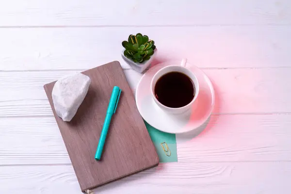 Tasse de thé vue du dessus avec feutre et plante. — Photo