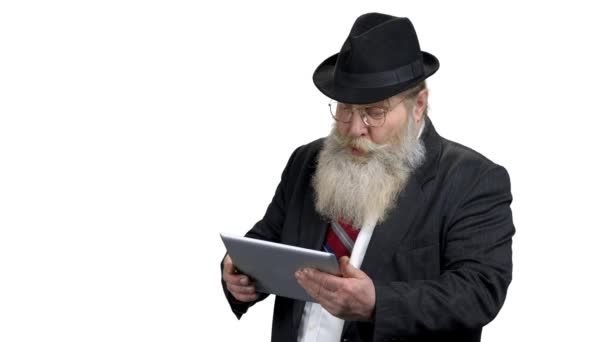 Omul de afaceri cu barbă folosind tabletă digitală . — Videoclip de stoc