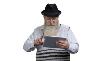 Gözlüklü yaşlı adam dijital tablet kullanıyor..