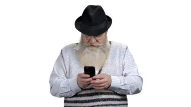 Cep telefonunda internette sörf yapan son sınıf öğrencisinin portresi.
