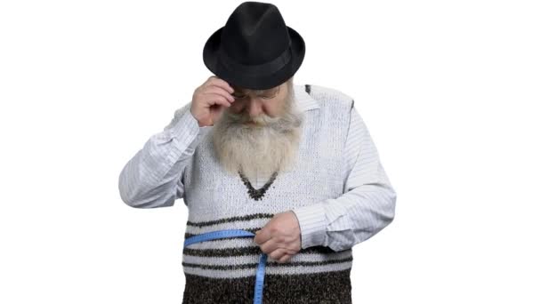 Bearded man measuring his belly with tape measure. — Stock Video