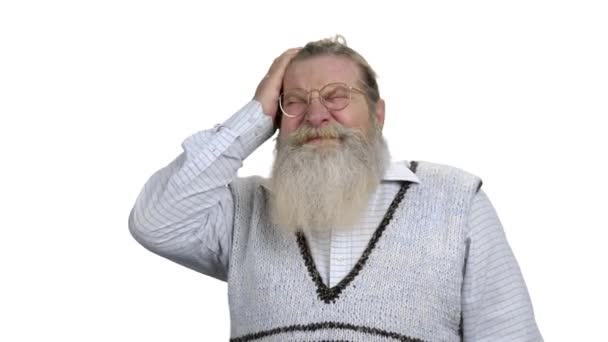 Anciano barbudo con dolor de cabeza severo. — Vídeo de stock