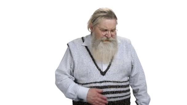 Starszy mężczyzna odczuwający dyskomfort w klatce piersiowej. — Wideo stockowe
