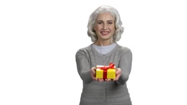 Gülümseyen kadın beyaz arka planda hediye kutusu sunuyor..