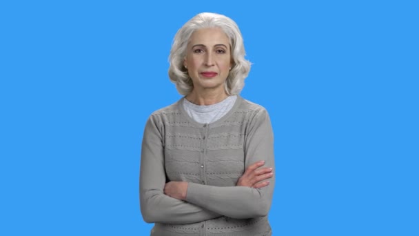 Portret van volwassen vrouw op kleur achtergrond. — Stockvideo