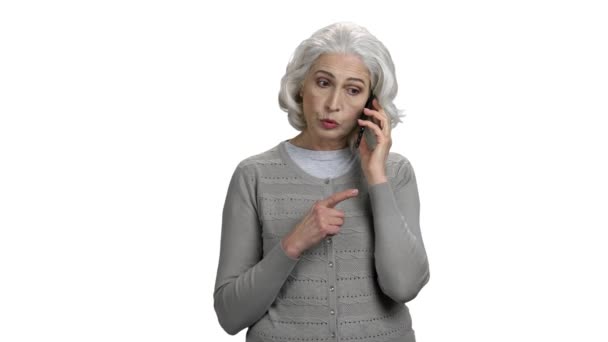 Retrato de mujer madura hablando por teléfono celular. — Vídeos de Stock