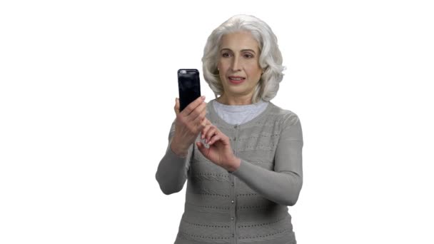 Aantrekkelijke senior vrouw die selfie met de telefoon. — Stockvideo
