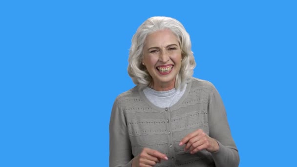 Mulher feliz está rindo no fundo de cor. — Vídeo de Stock
