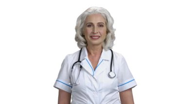 Kolları beyaz arka planda çaprazlanmış olgun kadın doktor portresi..