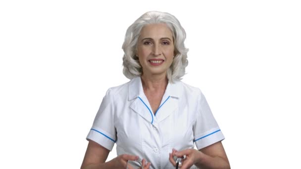 Mujer exitosa médico toma estetoscopio. — Vídeos de Stock